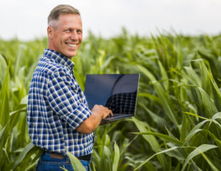 homem-com-um-laptop-olhando-camera homem-com-um-laptop-olhando-camera