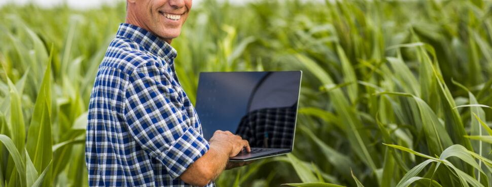 homem-com-um-laptop-olhando-camera homem-com-um-laptop-olhando-camera
